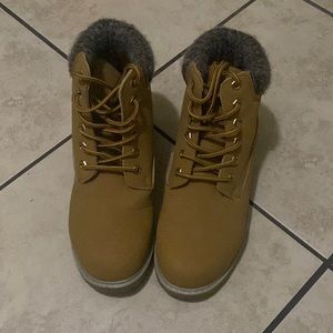 I am selling  women shoes that are 8 1/2 for 45$